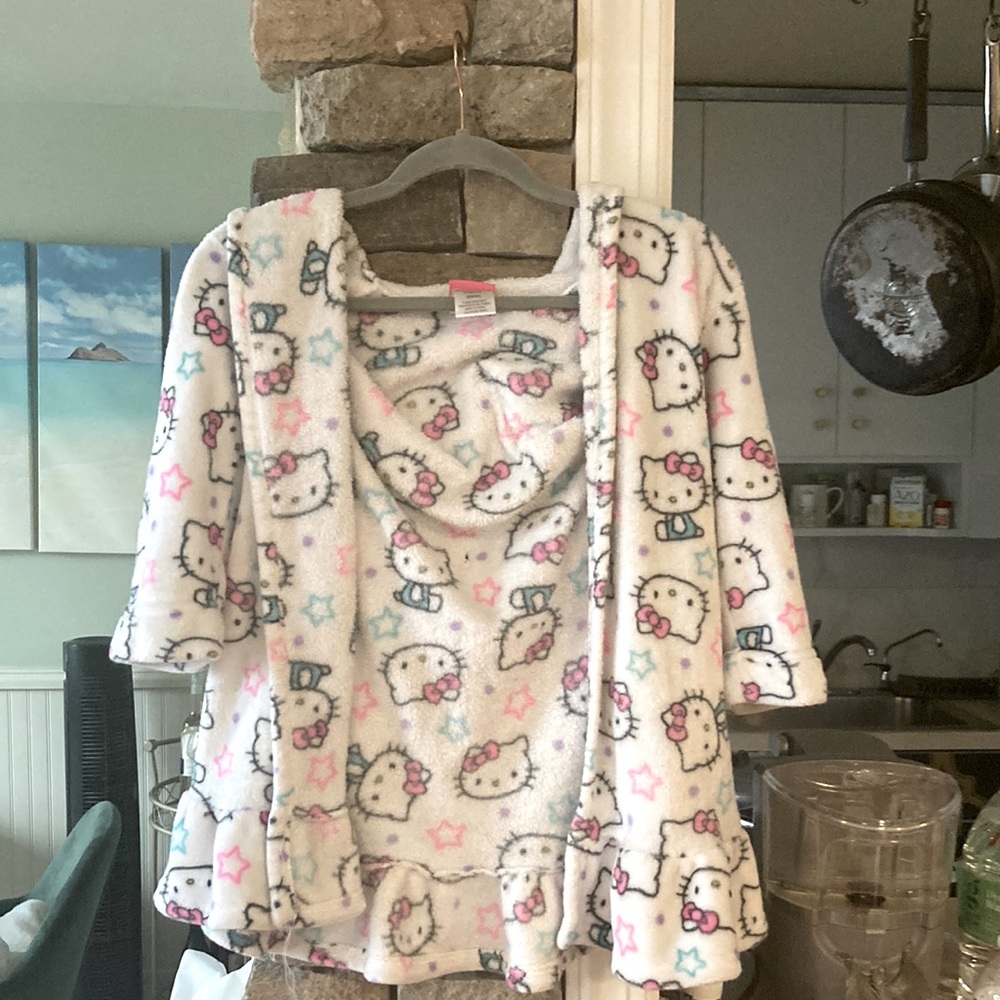 Used hello kitty robe childrens size 6x